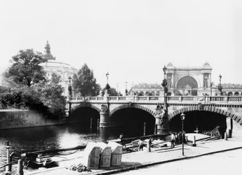 View of the Moltke Bridge and Lehrter Bahnhof station, Berlin
